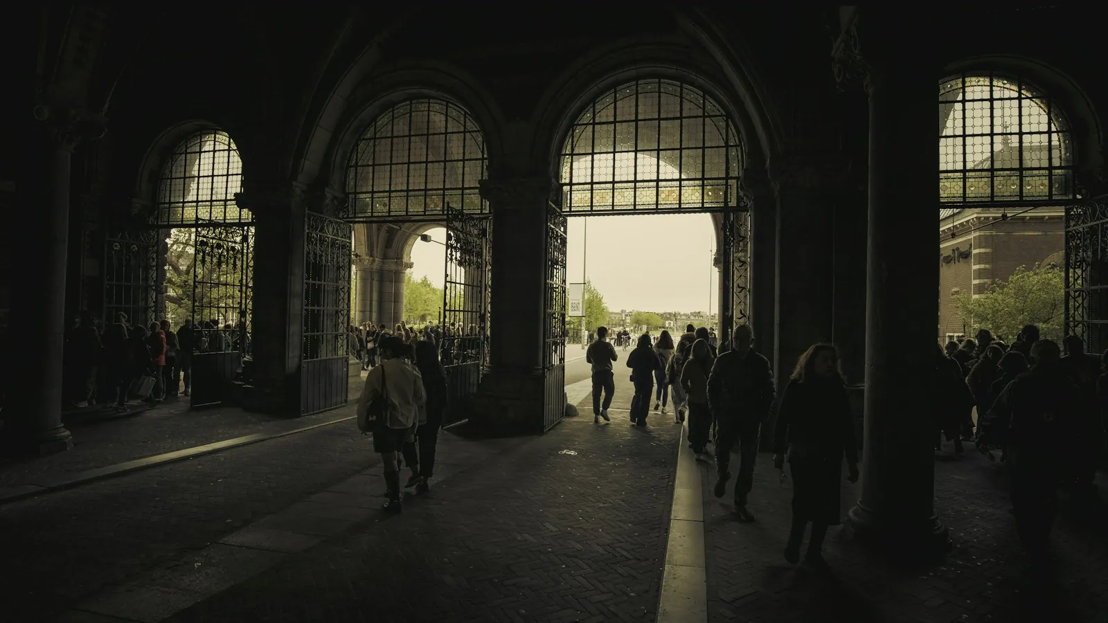 Emberek sétálnak át a Rijksmuseum alatti boltíves átjárón Amszterdamban
