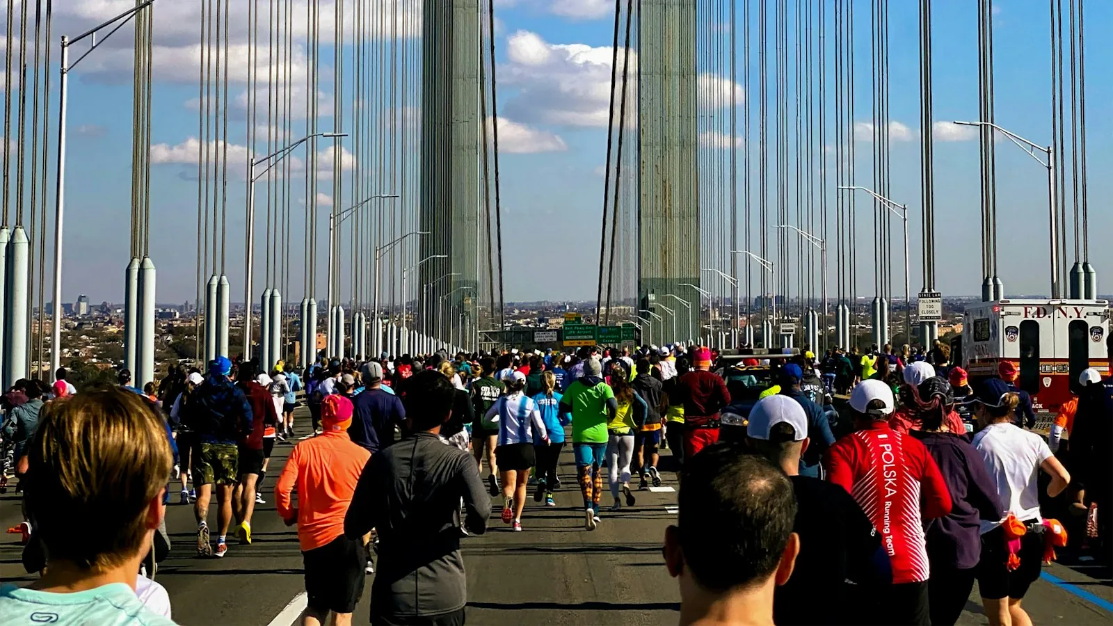 Miles de corredores cruzan el puente Verrazzano-Narrows en la salida del Maratón de Nueva York